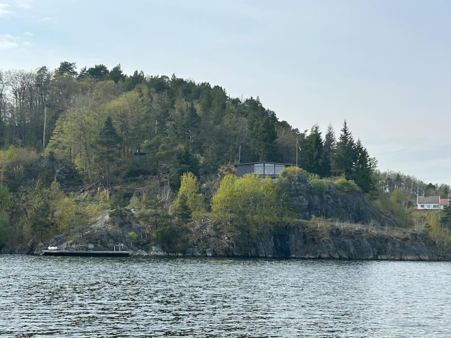 Gallery image of Hytte med sjøen, med egen brygge og båt in Kvåse
