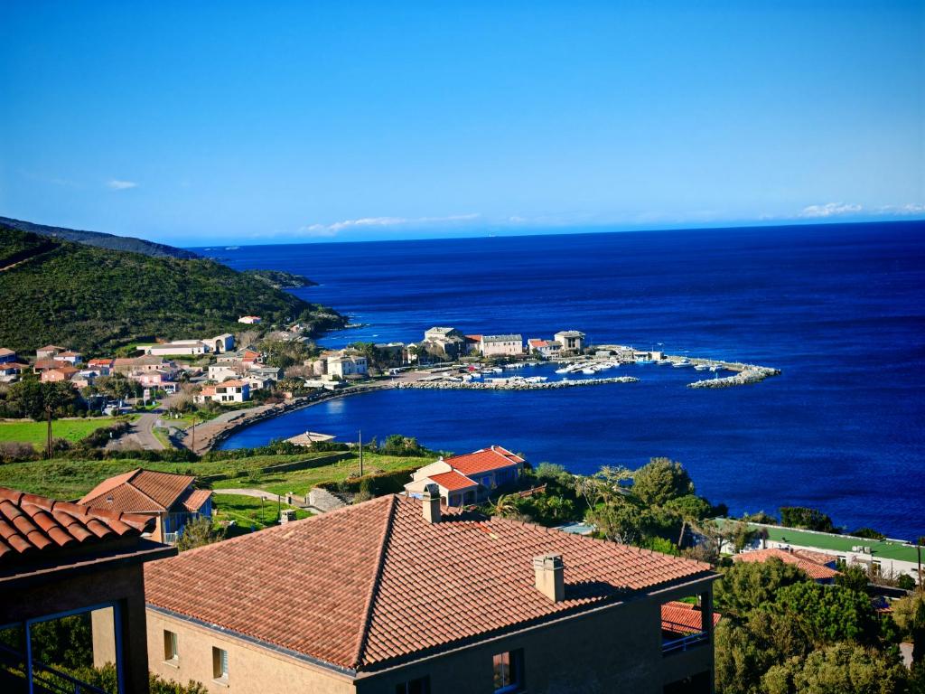 - une vue sur une petite ville sur l'océan dans l'établissement Cap Corse Santa Severa vue sur mer, à Santa-Severa