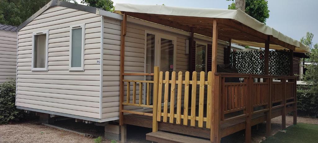 une petite cabane avec un porche et un auvent dans l'établissement La Carabasse, à Vias