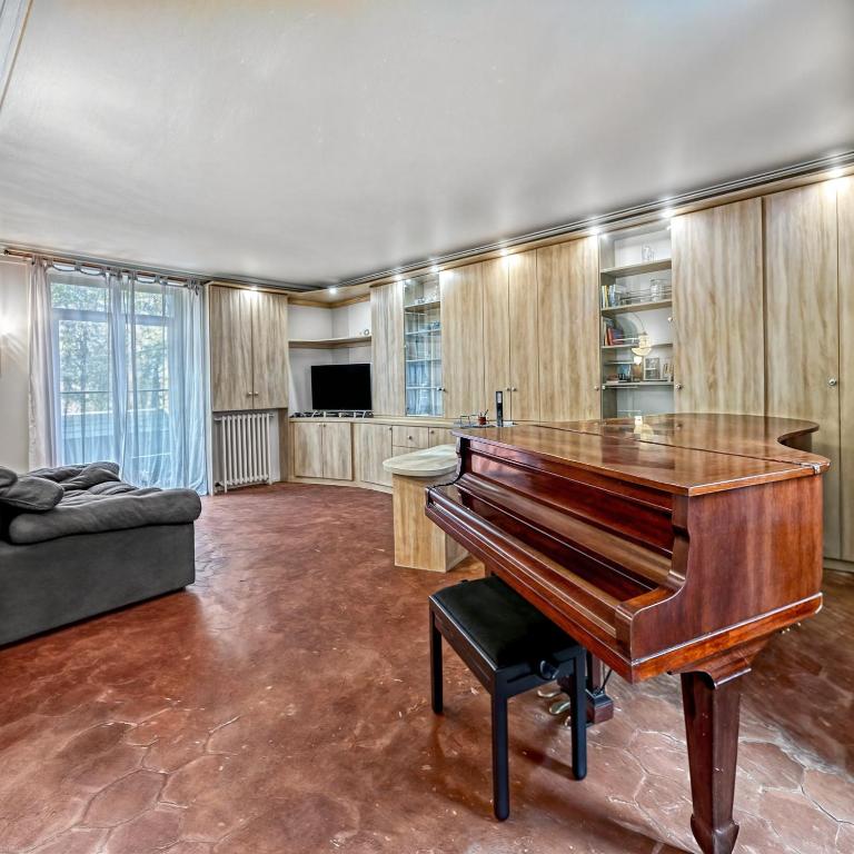 un salon avec un piano et un canapé dans l'établissement Le Refuge Briissois, à Fontenay-lès-Briis