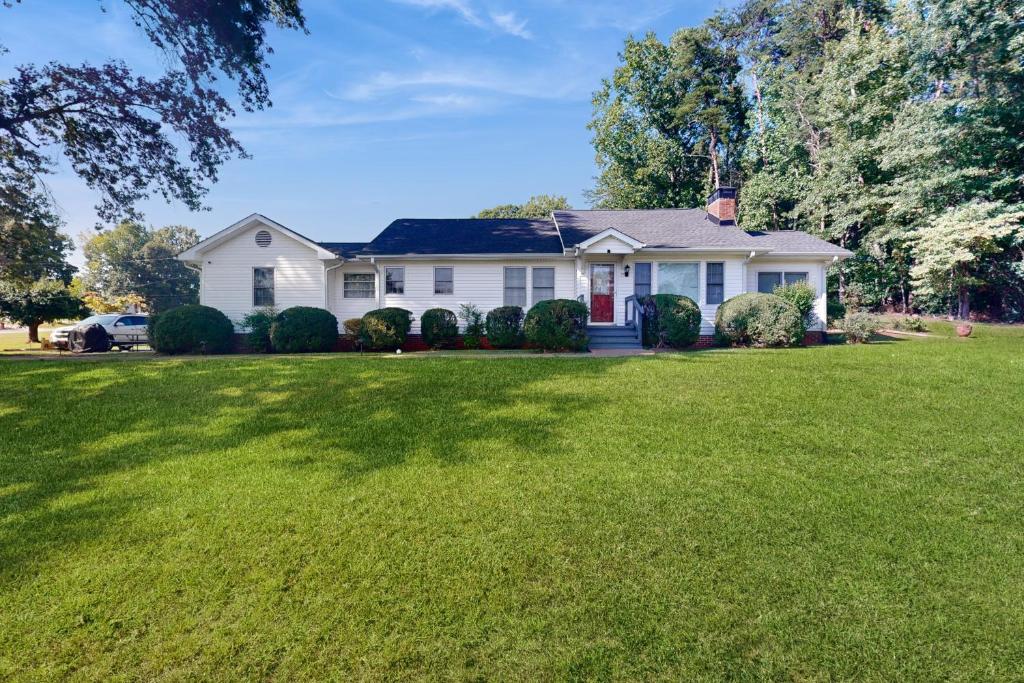 Casa blanca con patio grande en Little White House on the Hill, en Cleveland