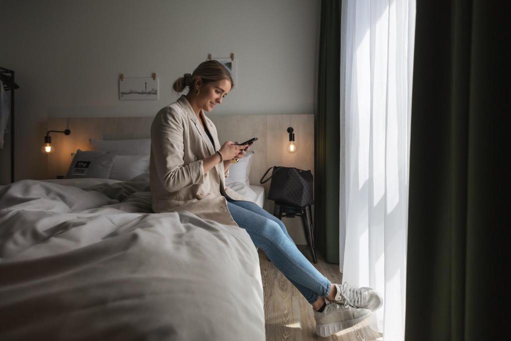 A bed or beds in a room at Holiday Inn - the niu Tab Dusseldorf Main Station by IHG