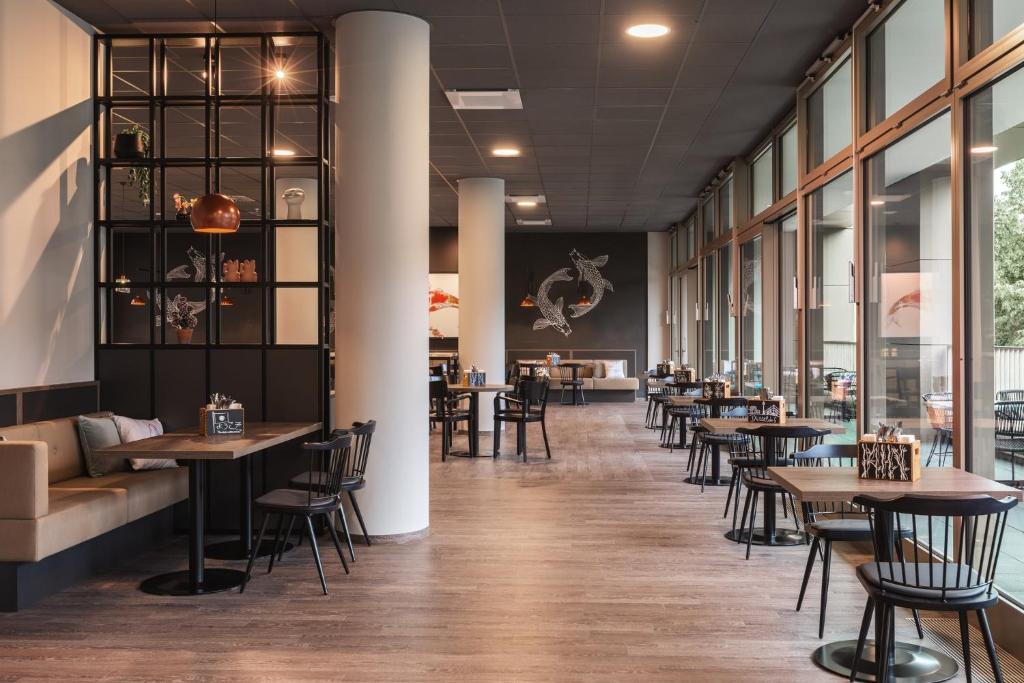 A restaurant or other place to eat at Holiday Inn - the niu Tab Dusseldorf Main Station by IHG