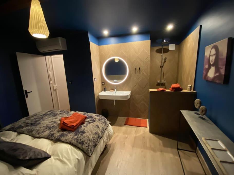 une chambre avec un lit et un lavabo dans l'établissement T2 douillet rénové hyper centre, à Nîmes
