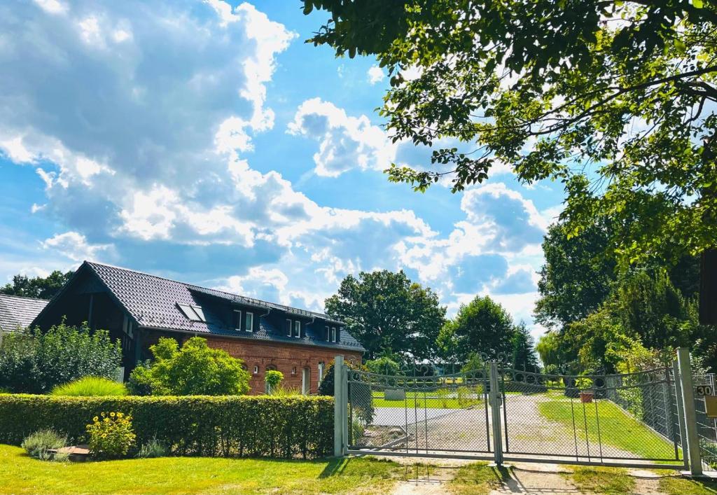 Ein Garten an der Unterkunft Ferienwohnung Zur Alten Tischlerei