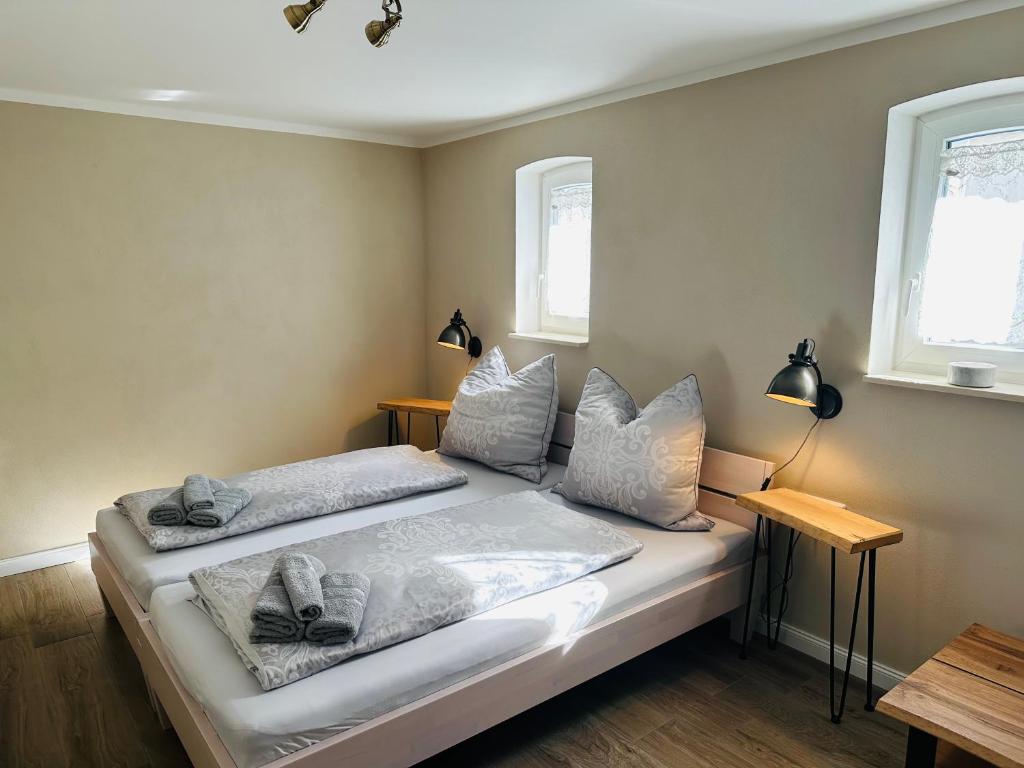 Ein Bett oder Betten in einem Zimmer der Unterkunft Ferienwohnung Zur Alten Tischlerei
