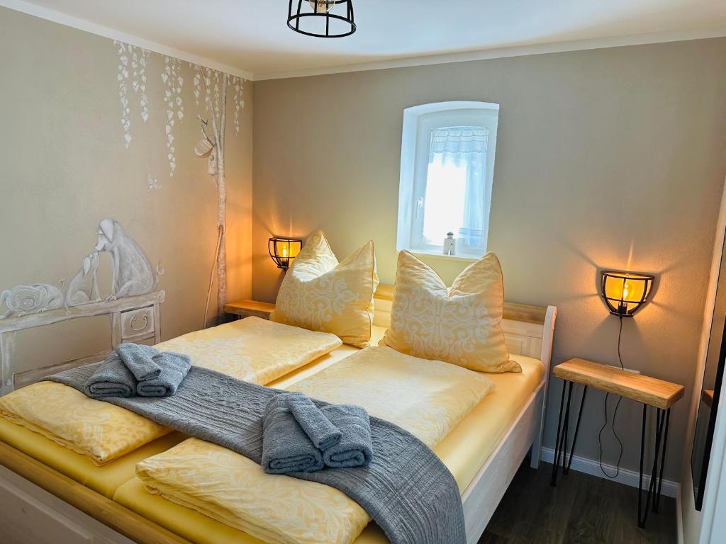 ein Schlafzimmer mit zwei Betten und einem Fenster in der Unterkunft Ferienwohnung Zur Alten Tischlerei in Dissen