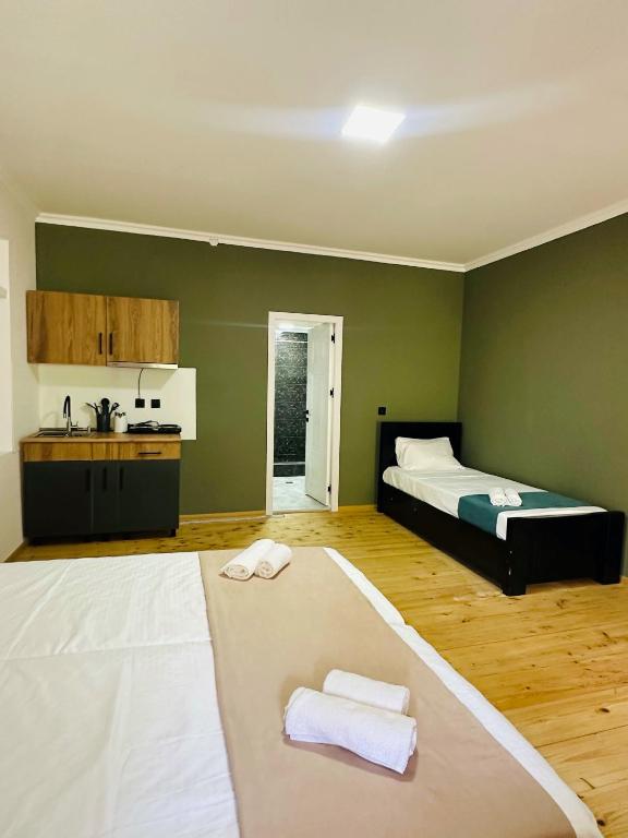 Postel nebo postele na pokoji v ubytování Family Hotel - White House Racha