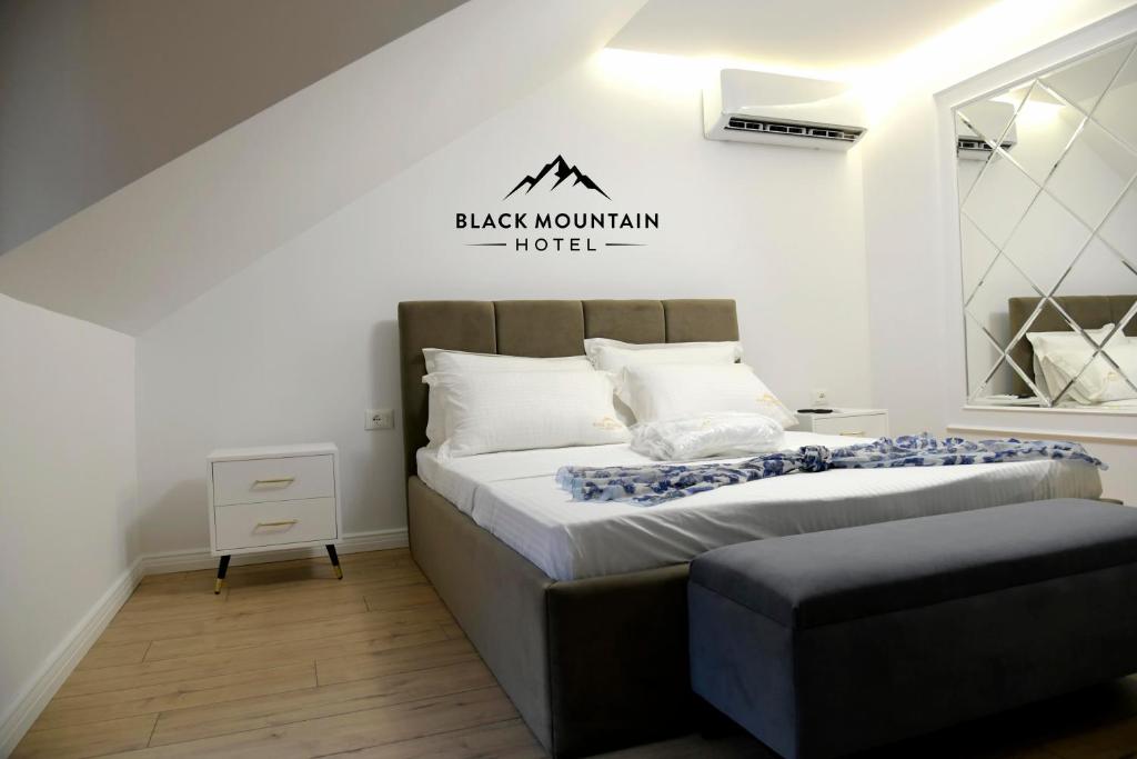 Postel nebo postele na pokoji v ubytování BlackMountain Hotel