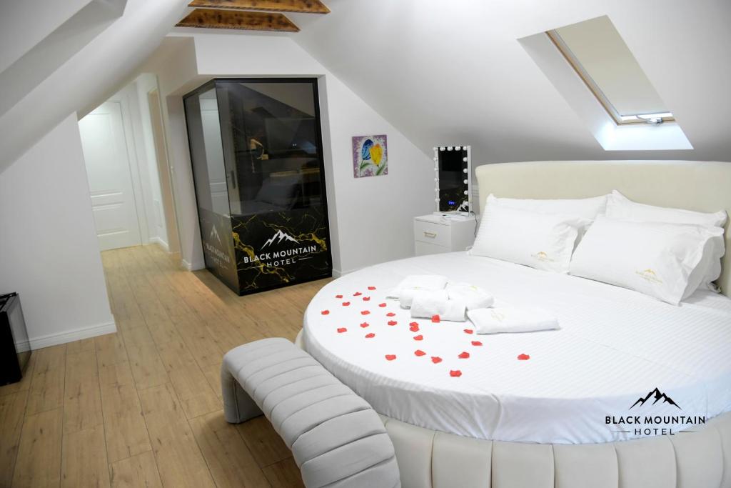 Postel nebo postele na pokoji v ubytování BlackMountain Hotel