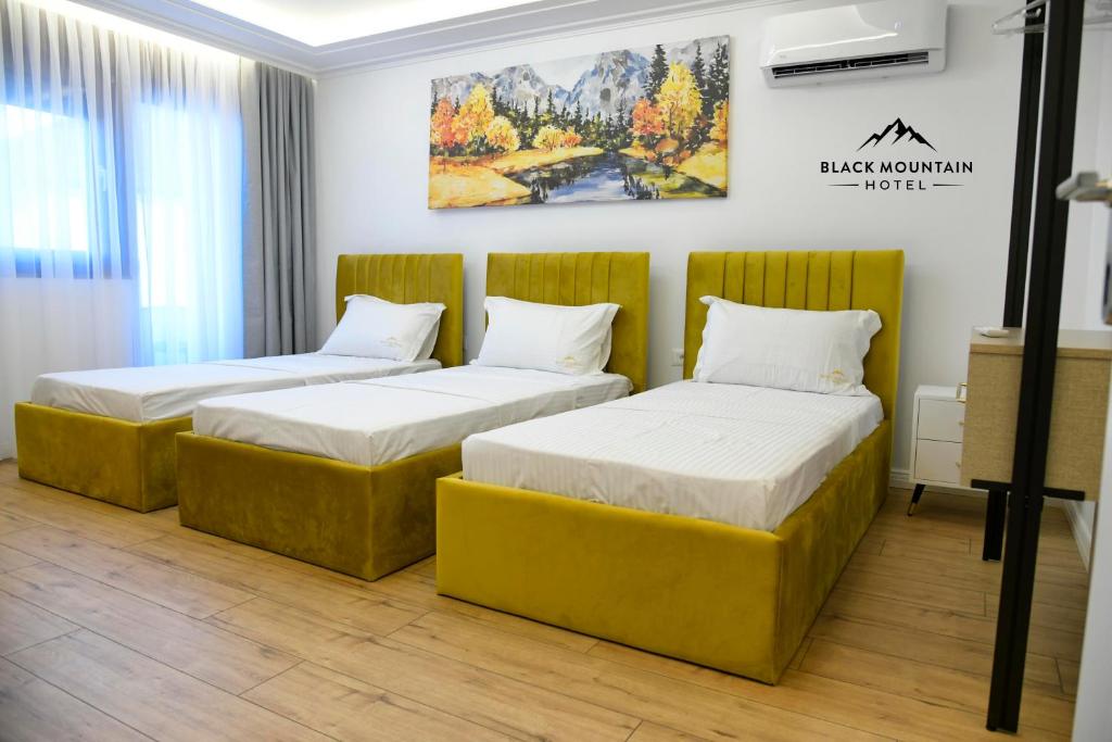 Postel nebo postele na pokoji v ubytování BlackMountain Hotel