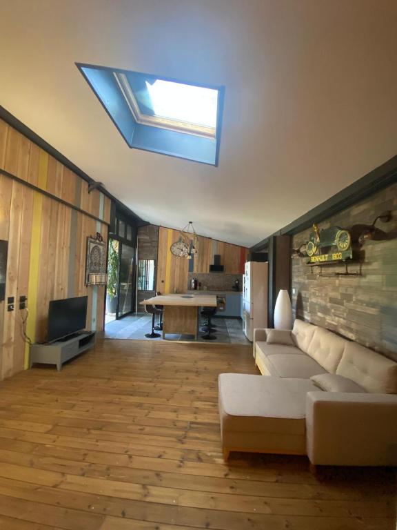 - un salon avec un canapé et une lucarne dans l'établissement La Grange, à Sablons