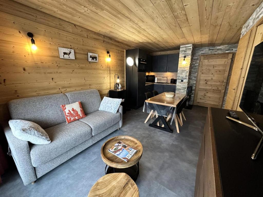 un salon avec un canapé et une table dans l'établissement Résidence L'albane - L'ALBANE - pied de pistes avec accès PISCINE - MAE-1331, à Vars