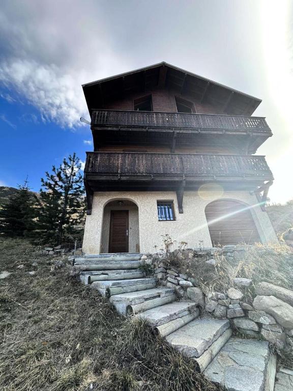 - un petit bâtiment au sommet d'une colline avec des escaliers dans l'établissement Chalet Emelthi - CHALET EMELTHI Tout inclus Classé 4 MAE-9351, à Vars