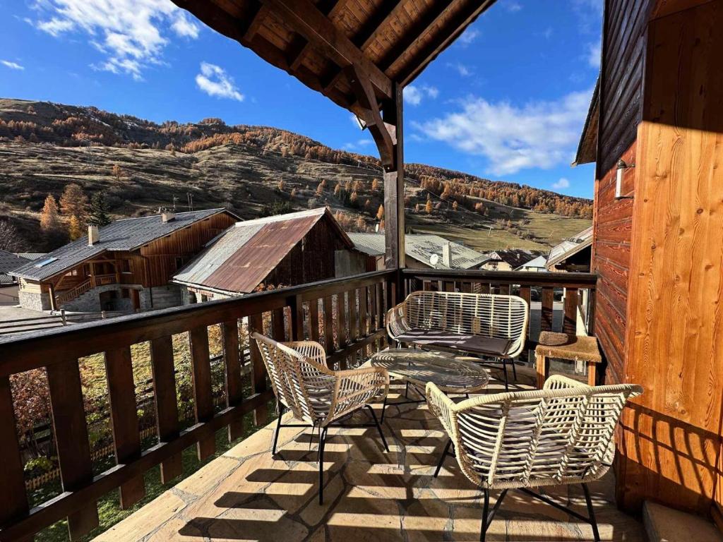 un balcon avec des chaises et une vue sur les montagnes dans l'établissement Résidence Le Grand Pre - APPARTEMENT GRAND PRE PROCHE PISTES Classé 2 MAE-9951, à Vars
