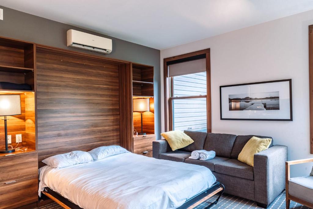 Postel nebo postele na pokoji v ubytování Lakefront Mountain View - Resort Studio