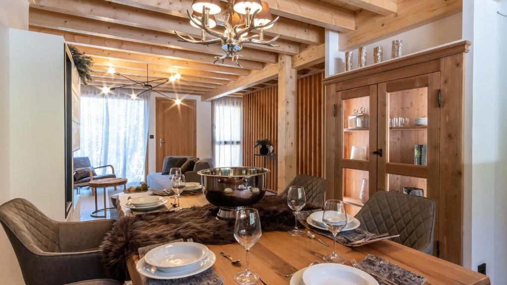 une salle à manger avec une table et un lustre dans l'établissement Chalet De Tilia - CHALET PRESTIGE 8/10 PERS. PROCHE PISTES MAE-9931, à Vars