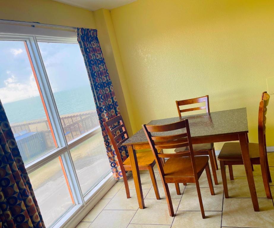 Sea Shell Inn on the Beach - Quarto Queen Com Duas Camas Queen -size Com Vista Parcial Do Mar