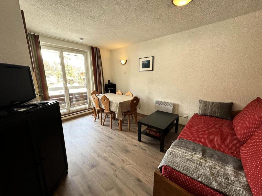 une chambre avec un lit et une salle à manger avec une table dans l'établissement Résidence L'eyssina - L'EYSSINA MAE-0081, à Vars