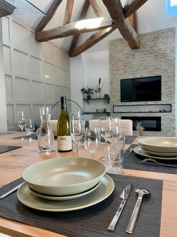 une table en bois avec des assiettes et des verres à vin dessus dans l'établissement INTO THE WINE, à Dijon