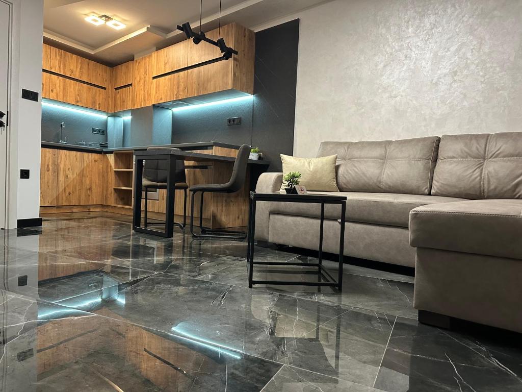 una sala de estar con un sofá y una mesa en KA apartment Luxury 1, en Kazanlak