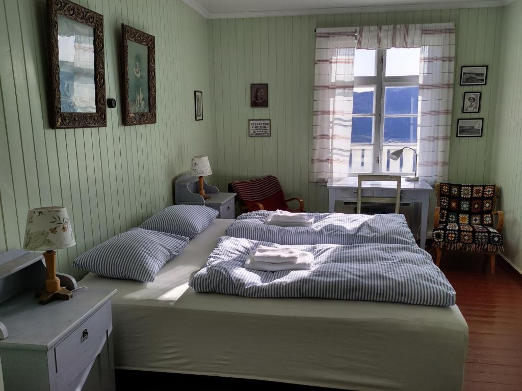 Postel nebo postele na pokoji v ubytování Granum Gård