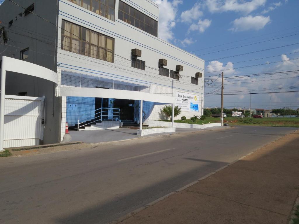 an empty street in front of a building at Dok Brasília Hotel Unidade Águas Claras in Taguatinga