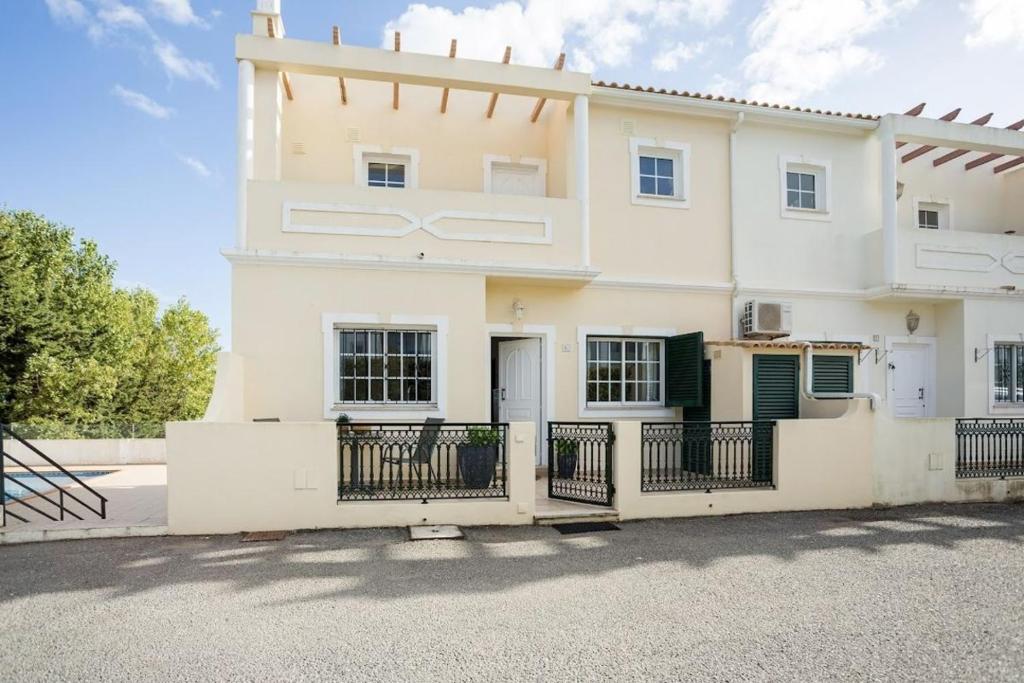 a large white house with a gate in front of it at Villa Nascente Balaia in Branqueira