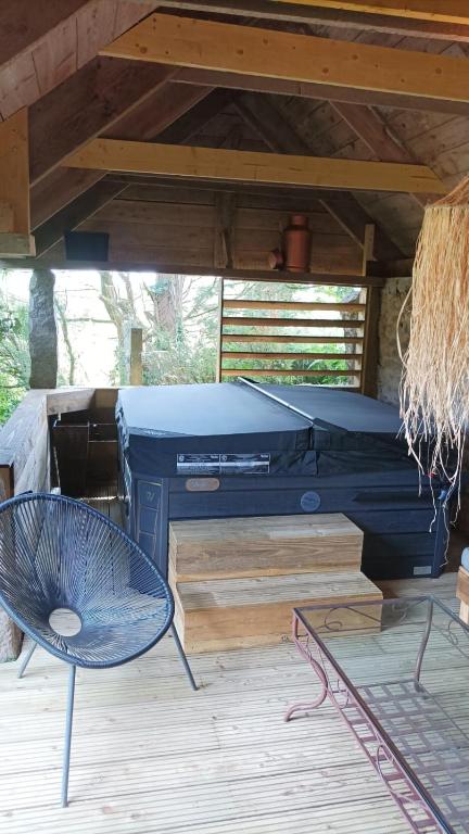 Fotografia z galérie ubytovania Gîte - Les Pivoines - Les Jardins de Kerellec - 20min de la mer 4 à 6 personnes terrasse jacuzzi v destinácii Plouvorn