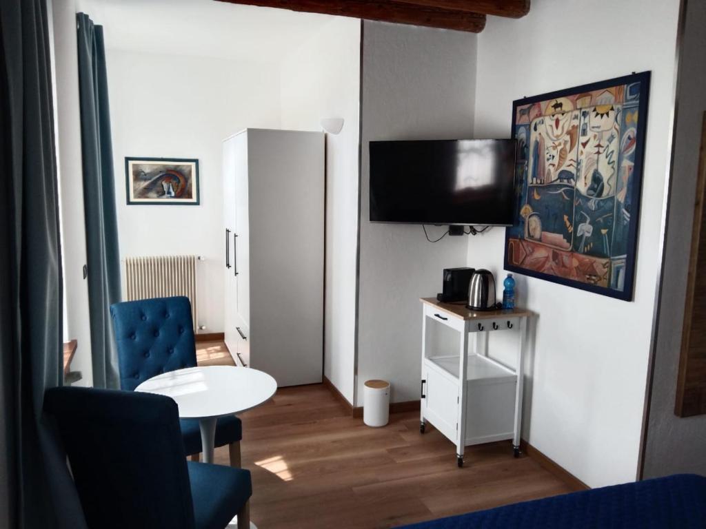TV a/nebo společenská místnost v ubytování Suite Coccinella