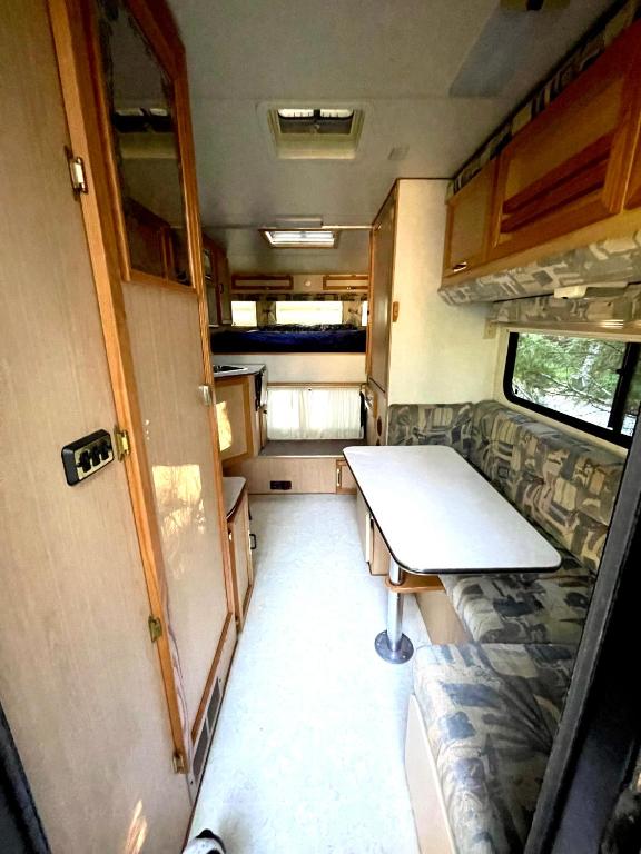 Kuchyň nebo kuchyňský kout v ubytování Camper for 2 less than half a mile from Mt Rainier