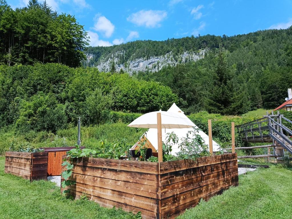Nespecifikovaný výhled na hory nebo výhled na hory při pohledu z luxury tent