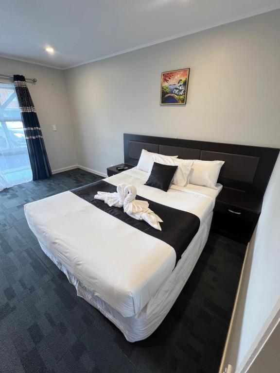 Postel nebo postele na pokoji v ubytování Monument Motor Lodge Papakura