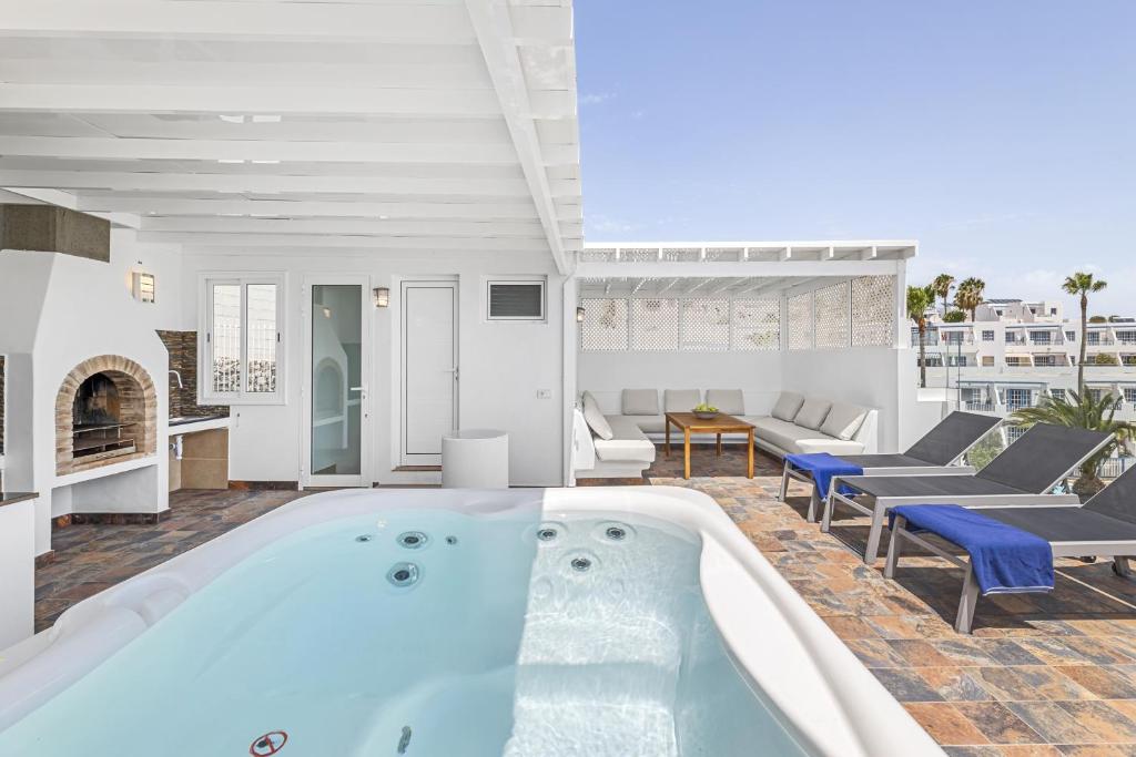 a hot tub in a room with a living room at Casa Conchi Puerto del Carmen in Puerto del Carmen