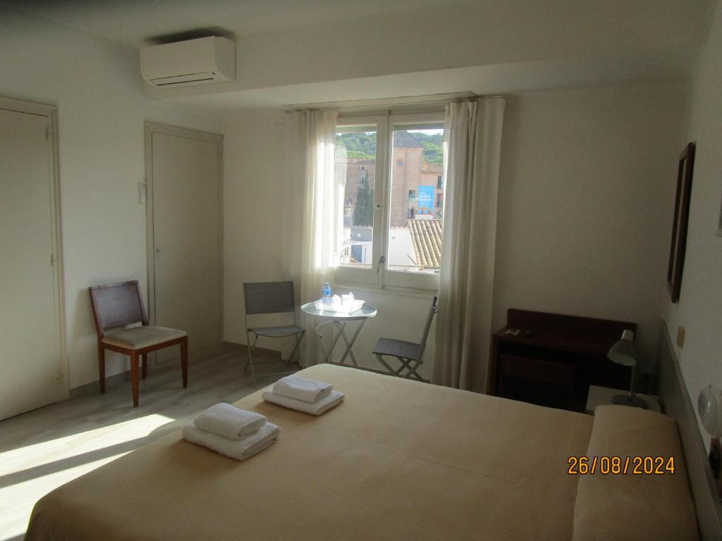 Postel nebo postele na pokoji v ubytování Hotel Apartaments Gesòria Porta Ferrada