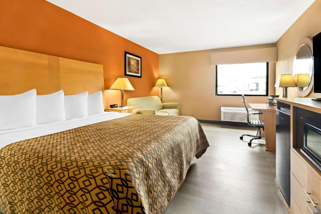 a hotel room with a bed and a desk at Best Western Paducah Inn in Paducah