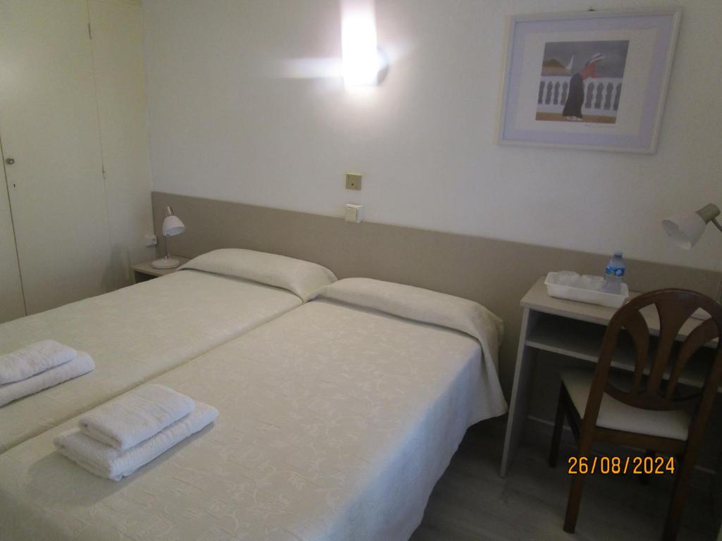 Postel nebo postele na pokoji v ubytování Hotel Apartaments Gesòria Porta Ferrada