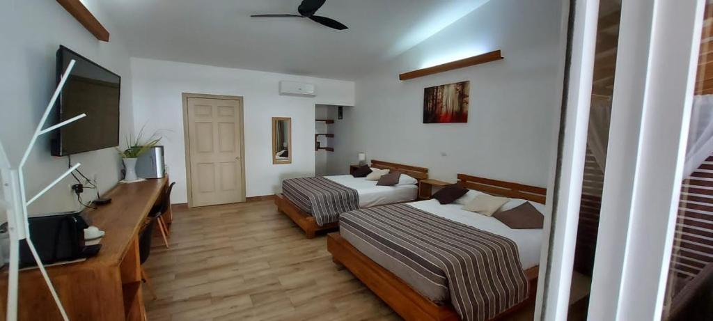 Postel nebo postele na pokoji v ubytování Cahuita Inn
