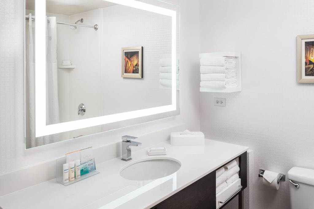 Hampton Inn Tropicana - 