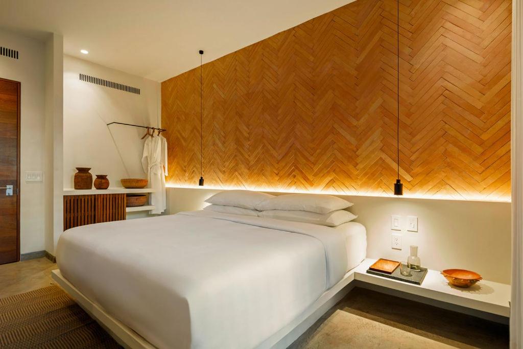 Postel nebo postele na pokoji v ubytování The Tryst Puerto Vallarta LGBT Hotel