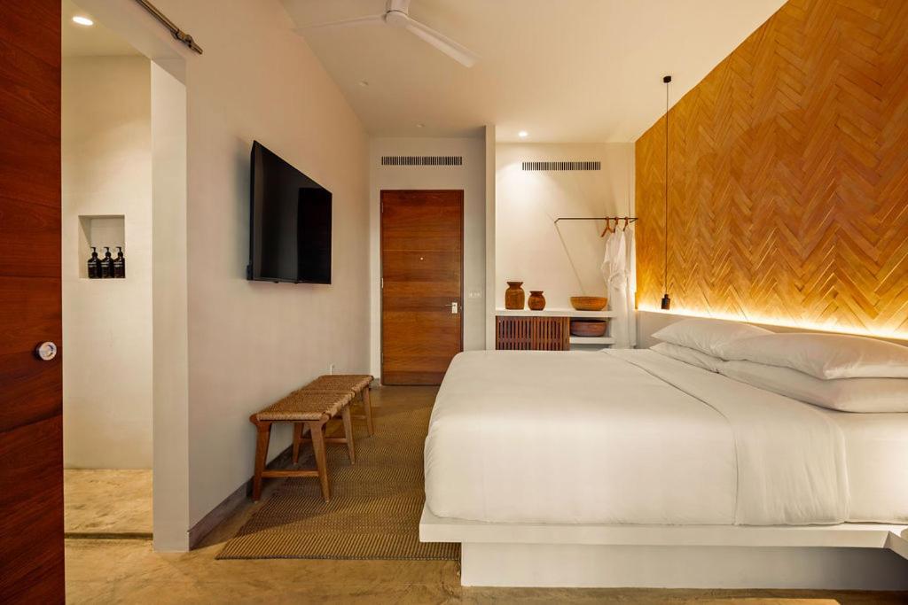 Postel nebo postele na pokoji v ubytování The Tryst Puerto Vallarta LGBT Hotel