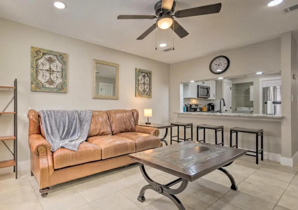 フォート・ウォルトン・ビーチにあるOcean City Oasis 2 mi to Beach Family Friendlyのソファとテーブルのあるリビングルーム