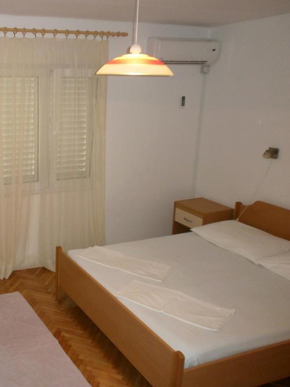 Posteľ alebo postele v izbe v ubytovaní Apartments by the sea Podgora, Makarska - 12326