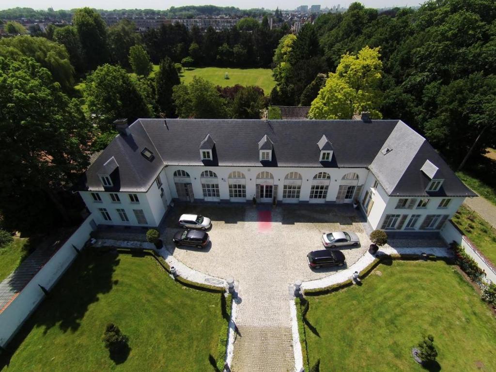 an aerial view of a large house with a large yard at Luxury Apartments Arendshof in Antwerp