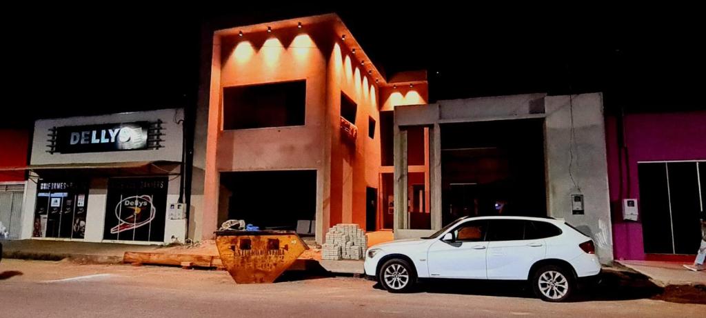 ein weißes Auto, das vor einem Gebäude geparkt ist in der Unterkunft Residencial AMB in Confresa