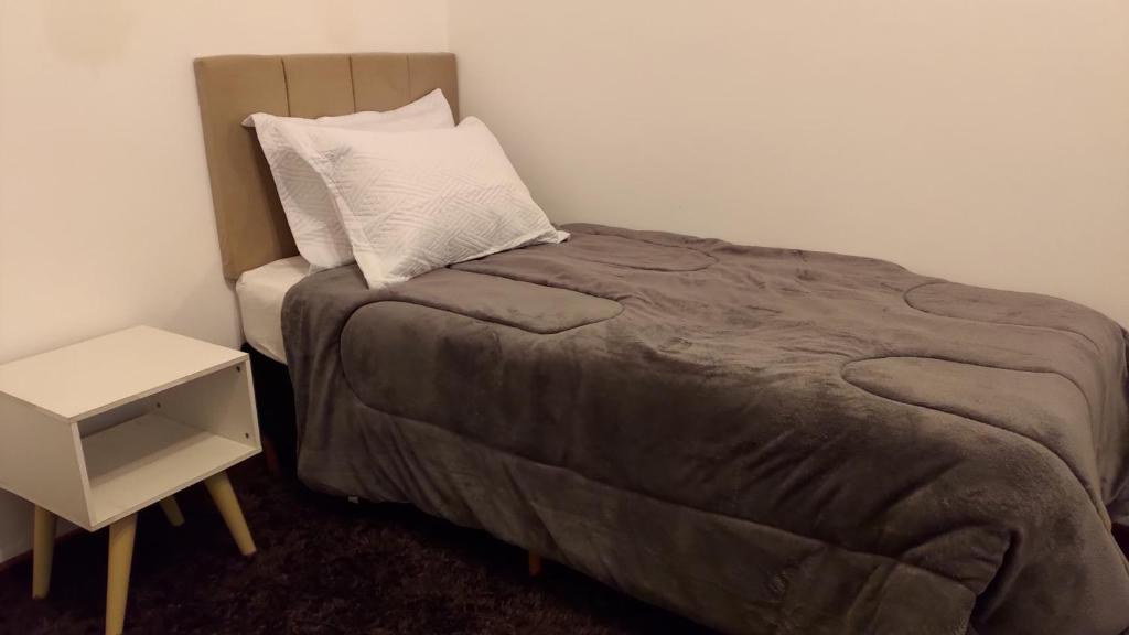 Postel nebo postele na pokoji v ubytování Quarto da Fê, central, perto de tudo o que você precisa!