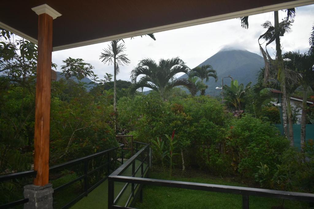 フォルトゥナにあるHotel Roca Negra Del Arenalの山の景色を望むバルコニー
