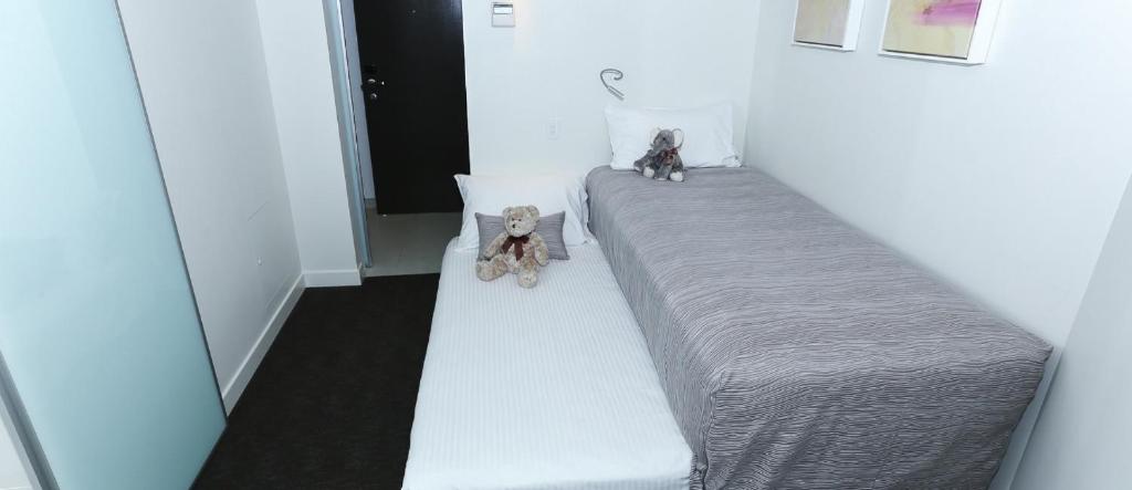 Letto o letti in una camera di Seahaven Noosa Beachfront Resort