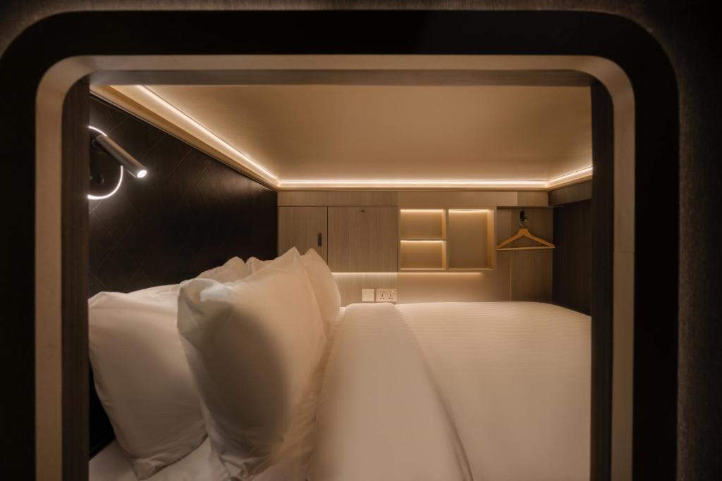 Giường trong phòng chung tại Cube Social Boutique Capsule Hotel at Boat Quay