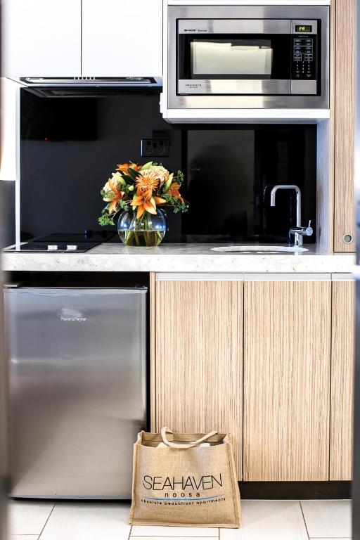 Cucina o angolo cottura di Seahaven Noosa Beachfront Resort
